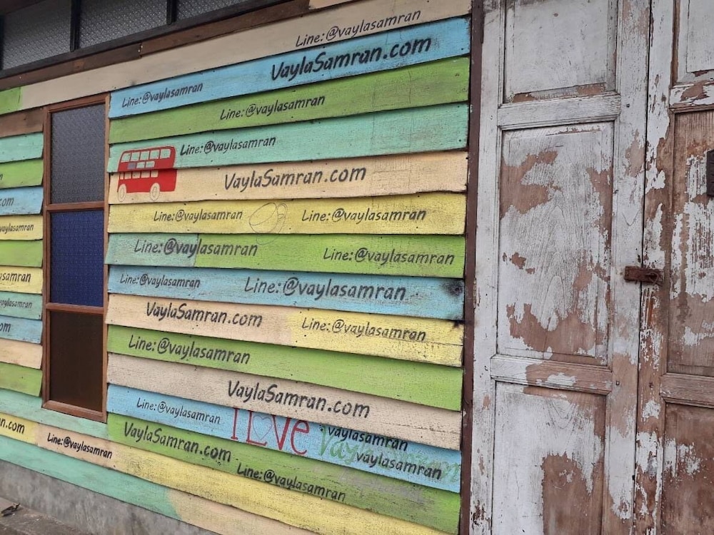 roomquest amphawa floating market 1