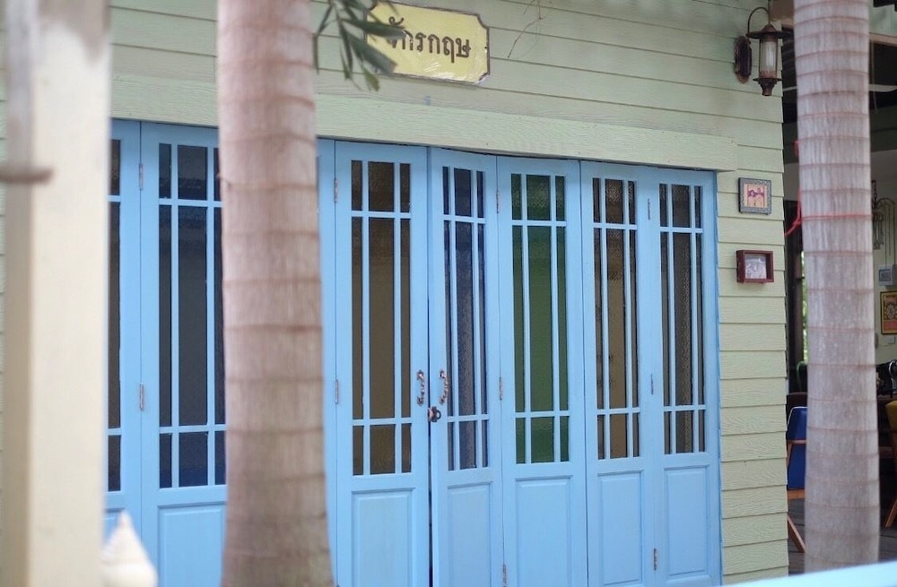 roomquest amphawa floating market 1