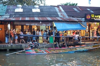 roomquest amphawa floating market 1
