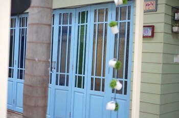 roomquest amphawa floating market 1