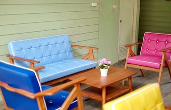 roomquest amphawa floating market 1
