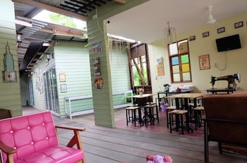 roomquest amphawa floating market 1
