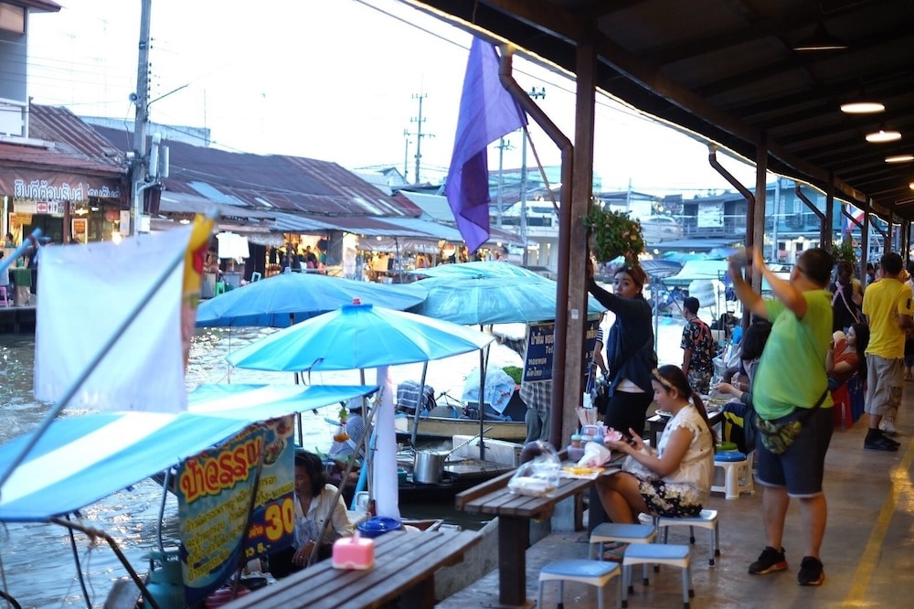 roomquest amphawa floating market 1