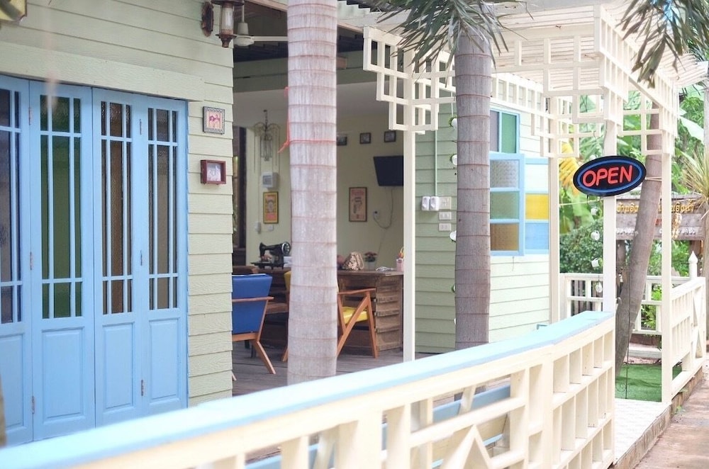 roomquest amphawa floating market 1