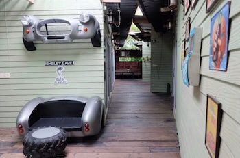 roomquest amphawa floating market 1