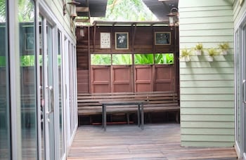 roomquest amphawa floating market 1