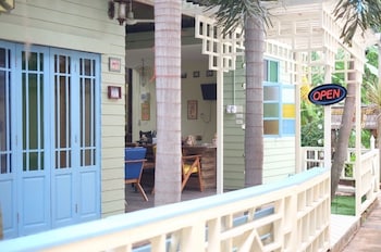 roomquest amphawa floating market 1