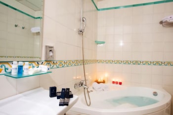 Mediterranea Hotel & Convention Center,Near Arechi Stadium,4 star