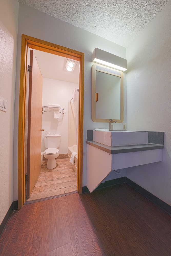 budget inn gladstone by oyo portland clackamas