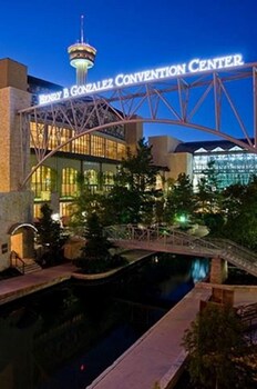 cozy remodeled 2br 2ba near downtown sleeps 8