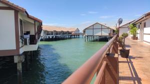alpine lxpd water chalet