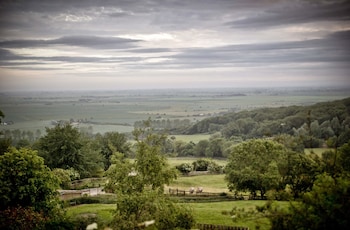 treehouse hotel at port lympne reserve