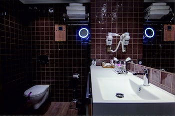 hotel jaguar oporto airport to hotel and city is a free shuttle service