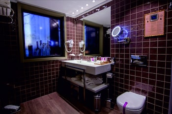 hotel jaguar oporto airport to hotel and city is a free shuttle service