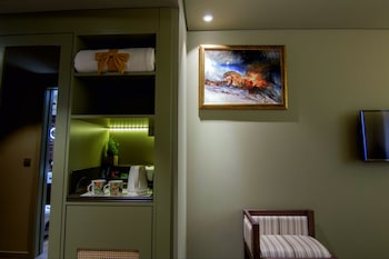 hotel jaguar oporto airport to hotel and city is a free shuttle service
