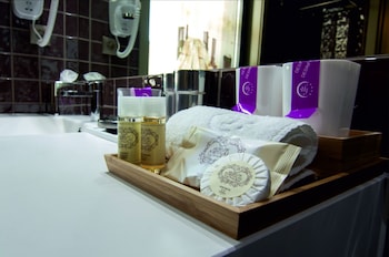 hotel jaguar oporto airport to hotel and city is a free shuttle service