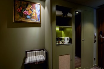 hotel jaguar oporto airport to hotel and city is a free shuttle service
