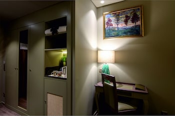 hotel jaguar oporto airport to hotel and city is a free shuttle service