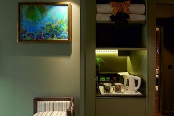 hotel jaguar oporto airport to hotel and city is a free shuttle service