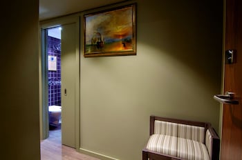 hotel jaguar oporto airport to hotel and city is a free shuttle service