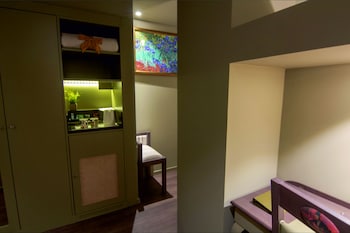 hotel jaguar oporto airport to hotel and city is a free shuttle service