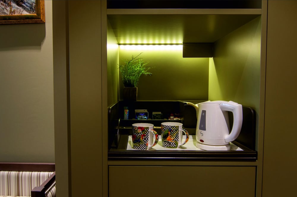 hotel jaguar oporto airport to hotel and city is a free shuttle service