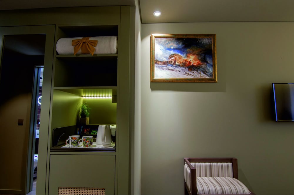 hotel jaguar oporto airport to hotel and city is a free shuttle service