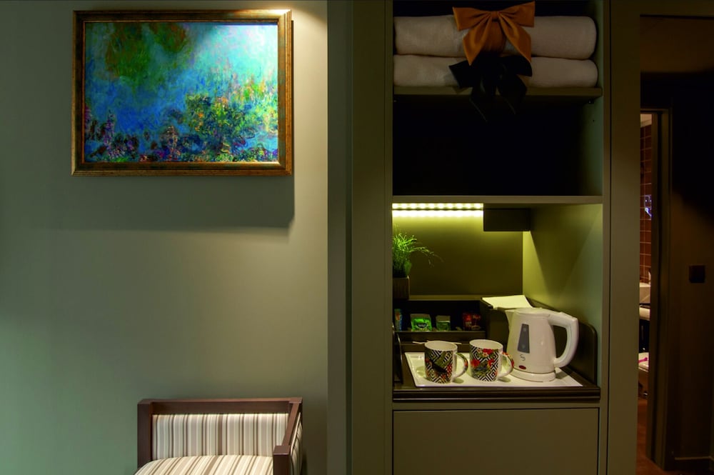 hotel jaguar oporto airport to hotel and city is a free shuttle service
