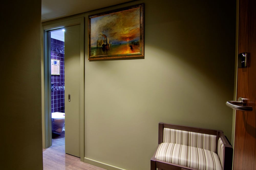 hotel jaguar oporto airport to hotel and city is a free shuttle service