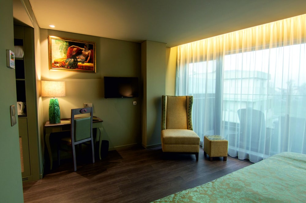 hotel jaguar oporto airport to hotel and city is a free shuttle service