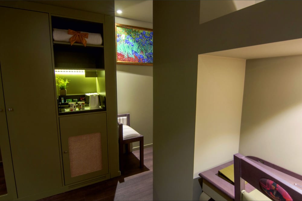 hotel jaguar oporto airport to hotel and city is a free shuttle service