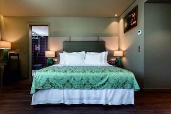 hotel jaguar oporto airport to hotel and city is a free shuttle service