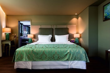 hotel jaguar oporto airport to hotel and city is a free shuttle service