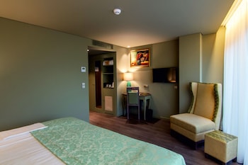 hotel jaguar oporto airport to hotel and city is a free shuttle service