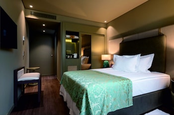 hotel jaguar oporto airport to hotel and city is a free shuttle service