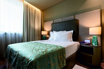 hotel jaguar oporto airport to hotel and city is a free shuttle service