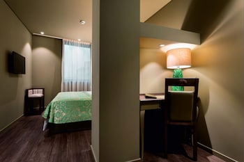hotel jaguar oporto airport to hotel and city is a free shuttle service