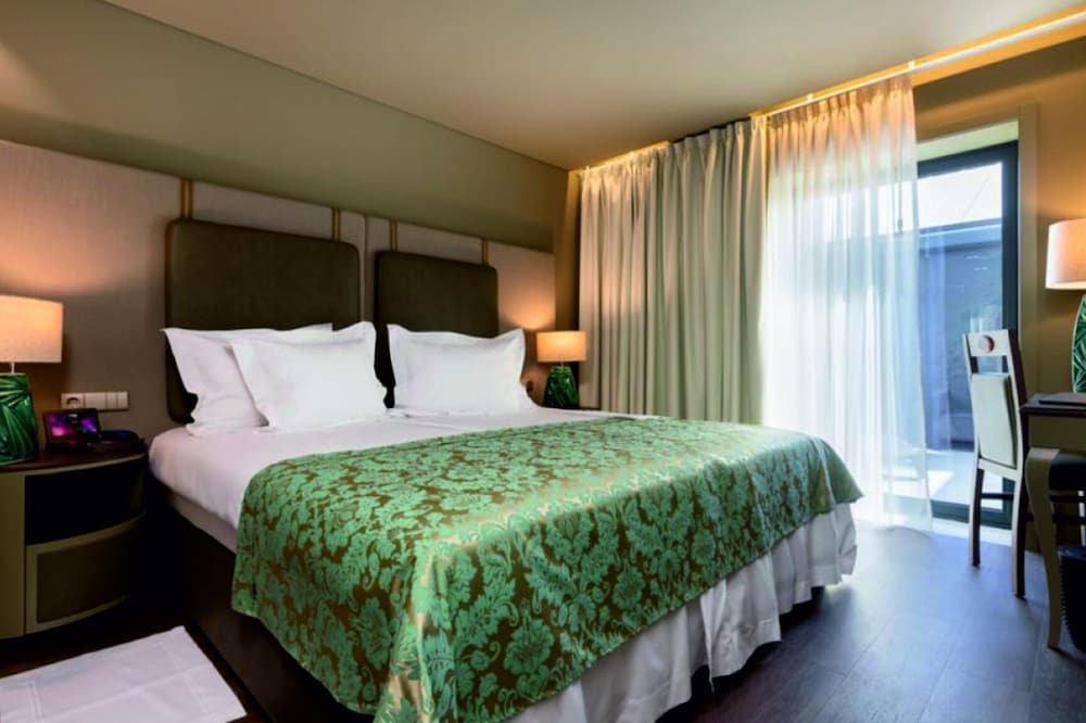 hotel jaguar oporto airport to hotel and city is a free shuttle service