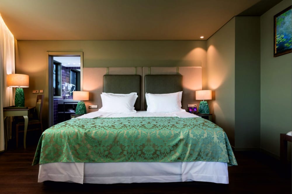 hotel jaguar oporto airport to hotel and city is a free shuttle service