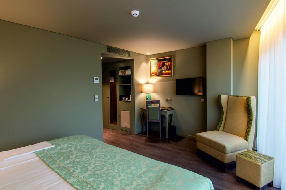 hotel jaguar oporto airport to hotel and city is a free shuttle service