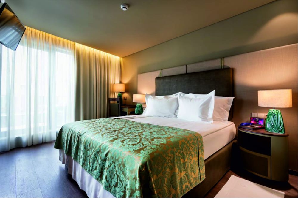 hotel jaguar oporto airport to hotel and city is a free shuttle service