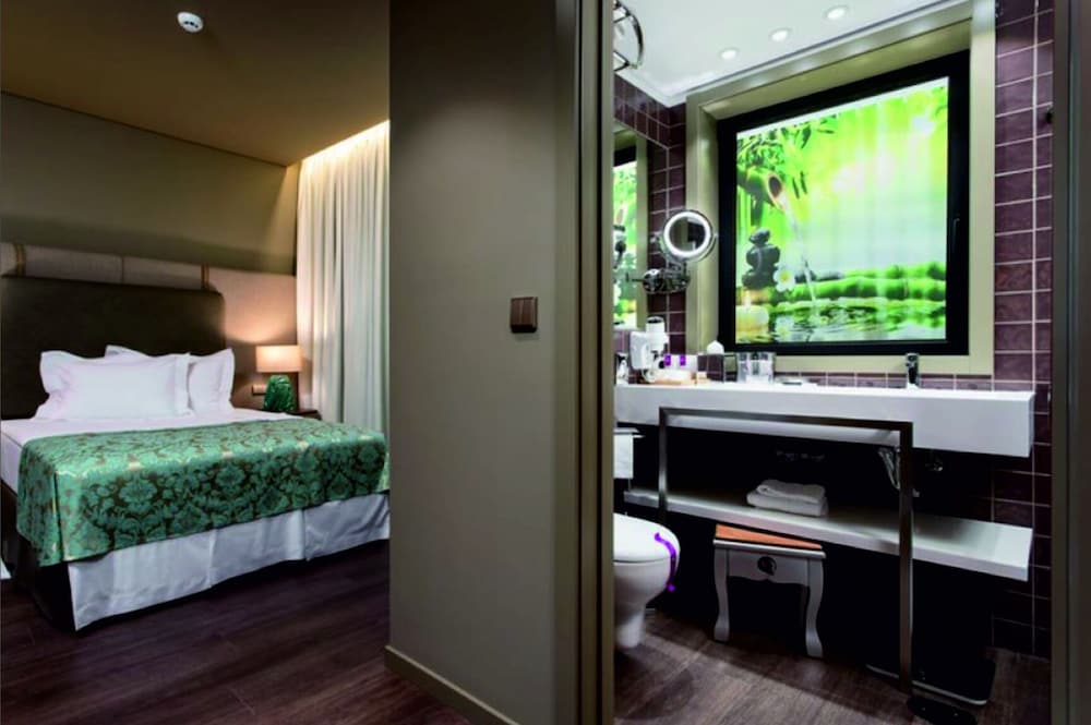 hotel jaguar oporto airport to hotel and city is a free shuttle service
