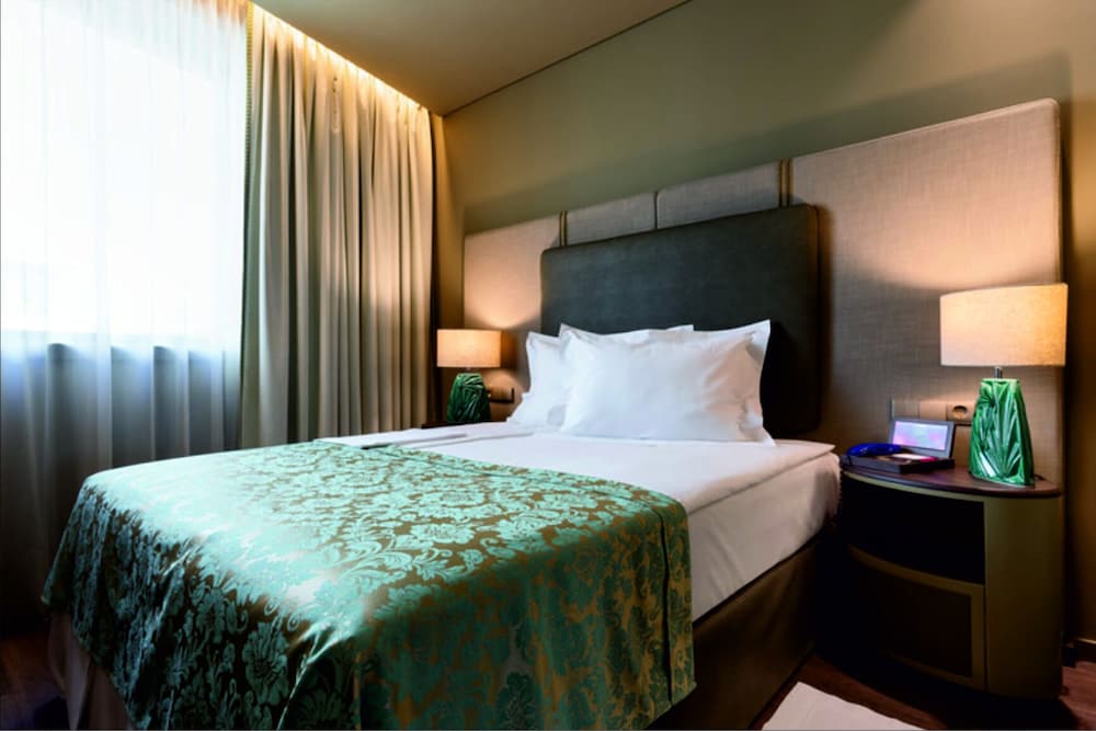 hotel jaguar oporto airport to hotel and city is a free shuttle service