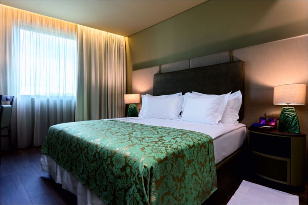 hotel jaguar oporto airport to hotel and city is a free shuttle service