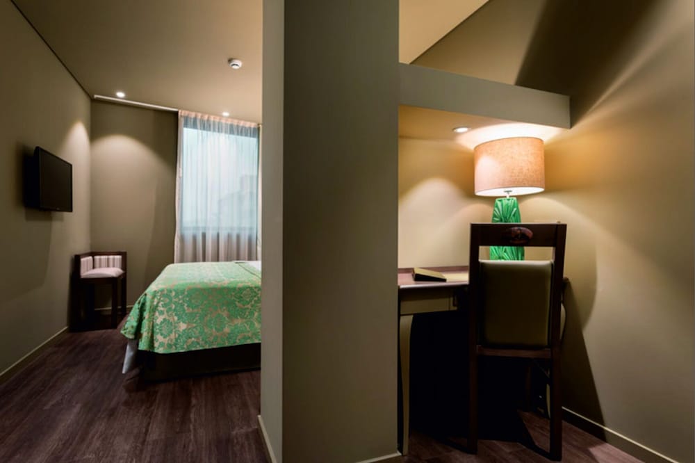 hotel jaguar oporto airport to hotel and city is a free shuttle service