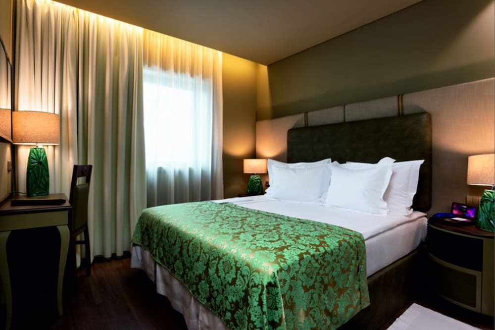 hotel jaguar oporto airport to hotel and city is a free shuttle service