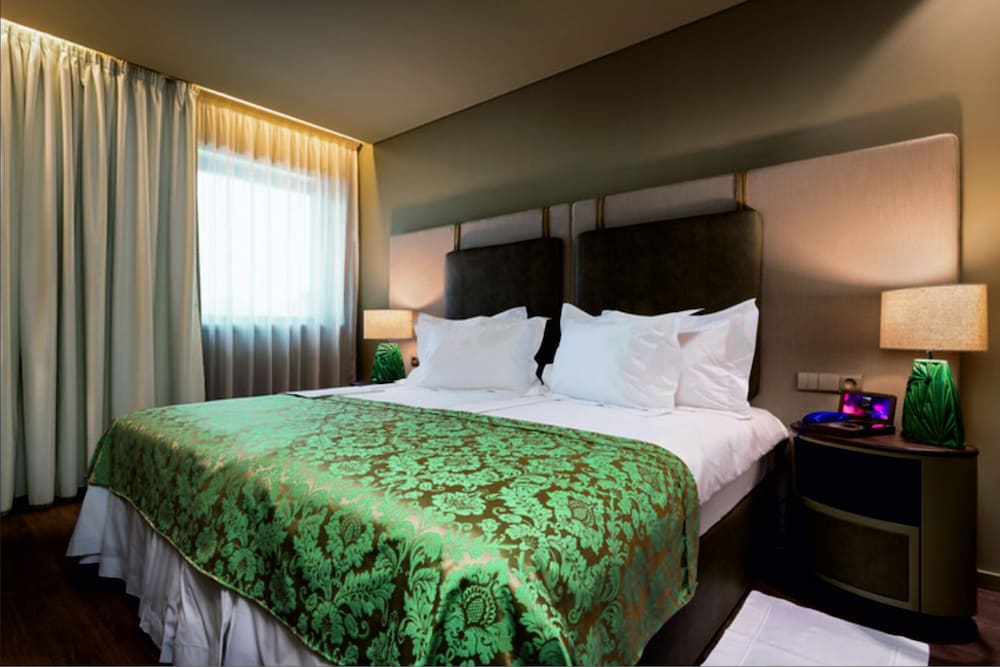 hotel jaguar oporto airport to hotel and city is a free shuttle service