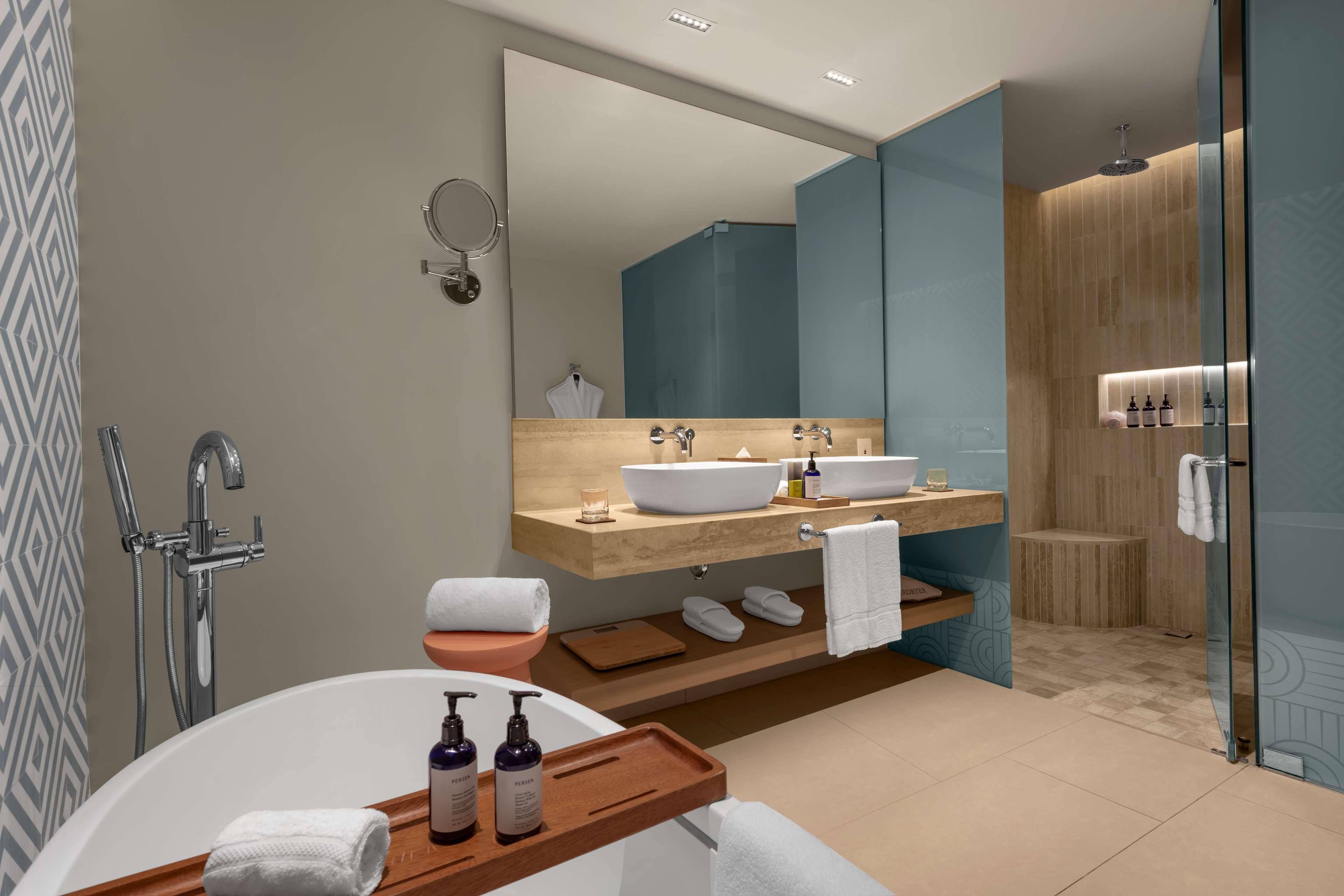 hilton cancun mar caribe all inclusive resort