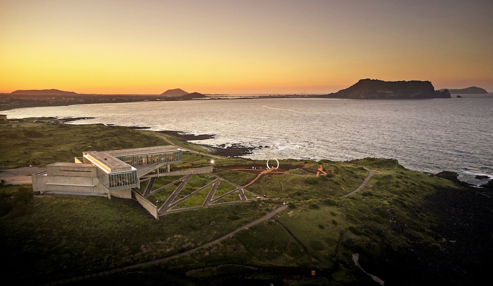 phoenix island