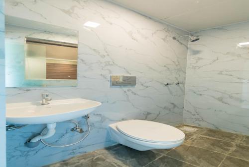 hotel new sky palace residency near international airport